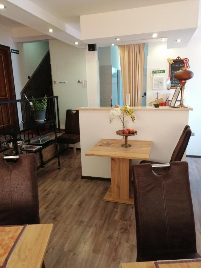 Horvath Fogado Panzio Hotel เซนเทนแดร ภายนอก รูปภาพ