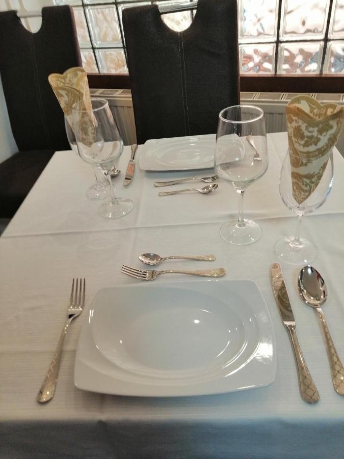 Horvath Fogado Panzio Hotel เซนเทนแดร ภายนอก รูปภาพ